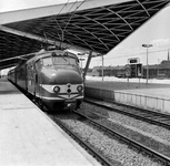 155027 Afbeelding van het electrische treinstel nr. 743 (mat. 1954, plan G, Hondekop) van de N.S. langs het perron van ...